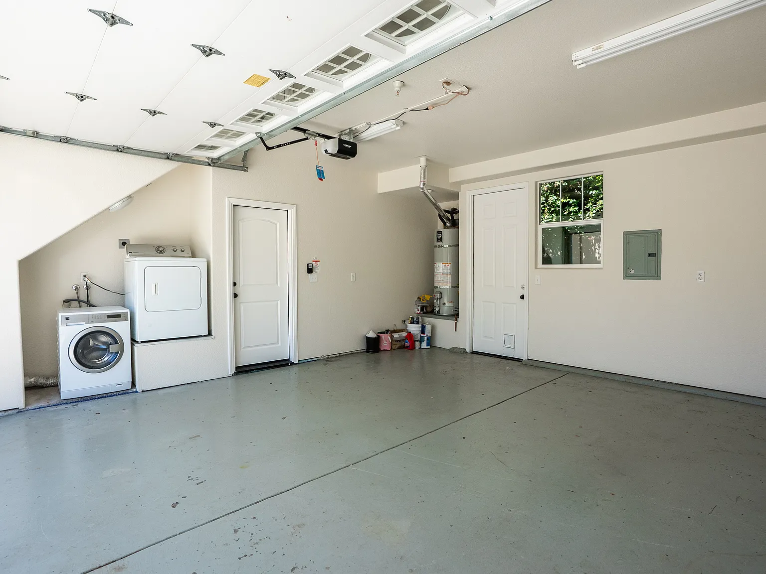 4 bed, 2.5 bath, 1426 sqft, $5,800 — Photo 2
