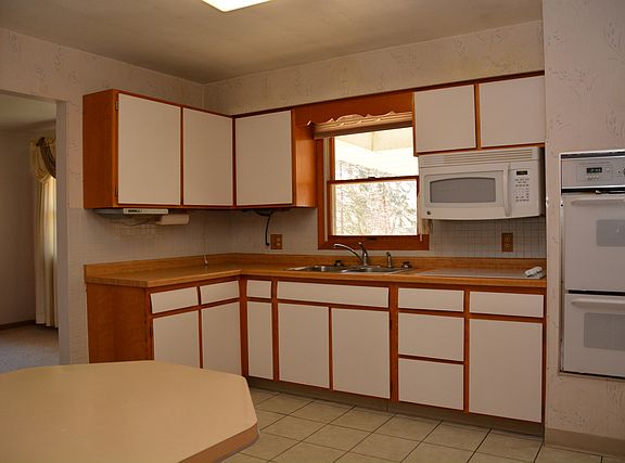 4th image of 1121 N Barber Ln