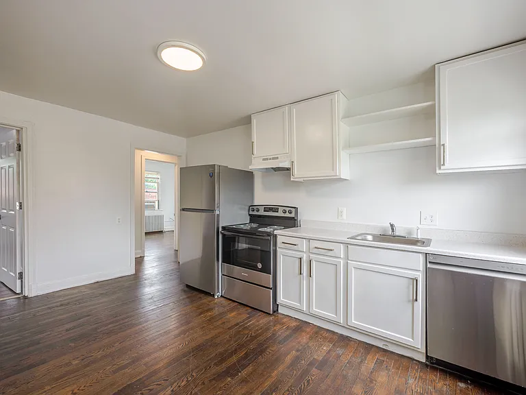 2425 E St NE #4 — Photo 3
