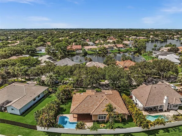 11335 Lake Shore Dr, Hollywood, FL 33026