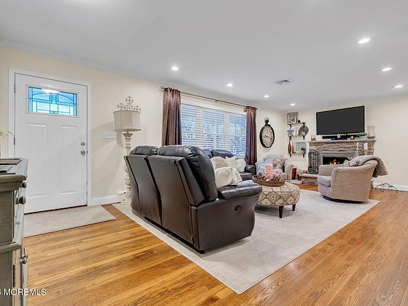 3rd image of 21 Wayside Drive