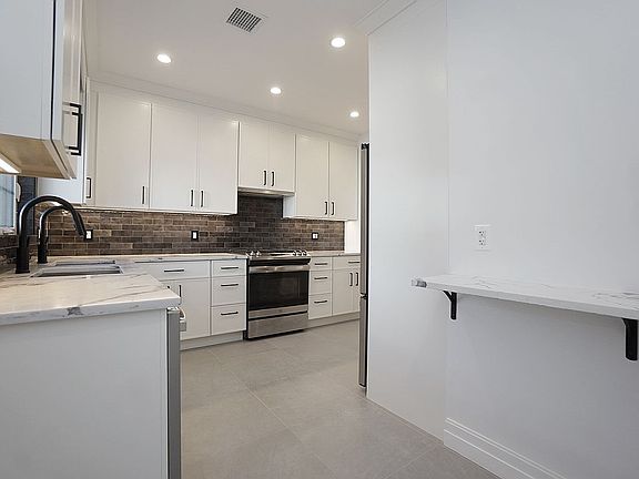 5th image of 1821 Avenue