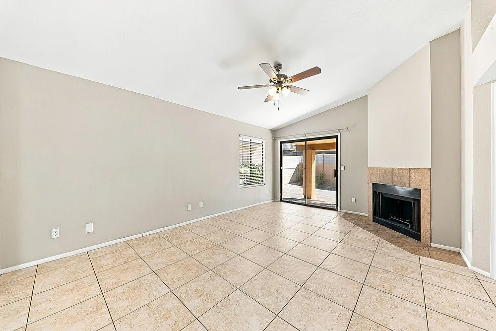 3 bed, 2.0 bath, 1487 sqft, $2,460 — Photo 4