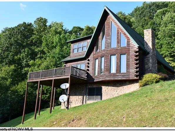 711 Lakeview Dr, Horner, WV 26372