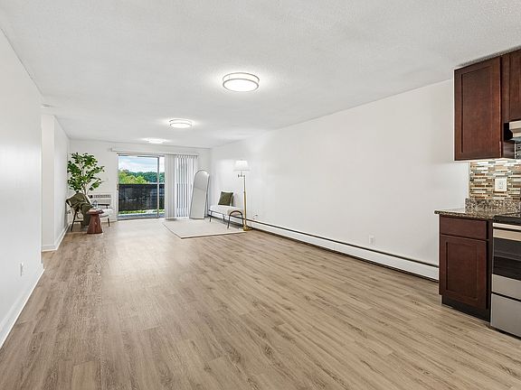 2nd image of 1175 Farmington Ave APT 4-206