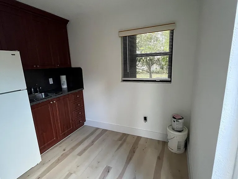 234 SW 48th Ave — Photo 2