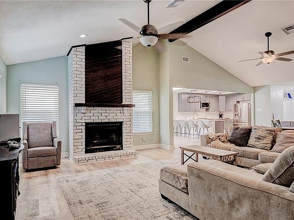 3rd image of 2231 E Canterbury Dr