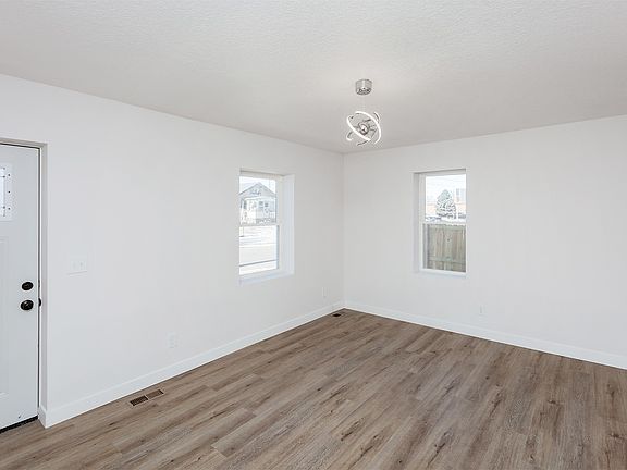 5th image of 913 E 23rd St