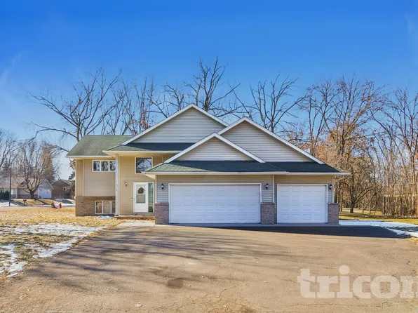 446 9th St SW, Forest Lake, MN 55025