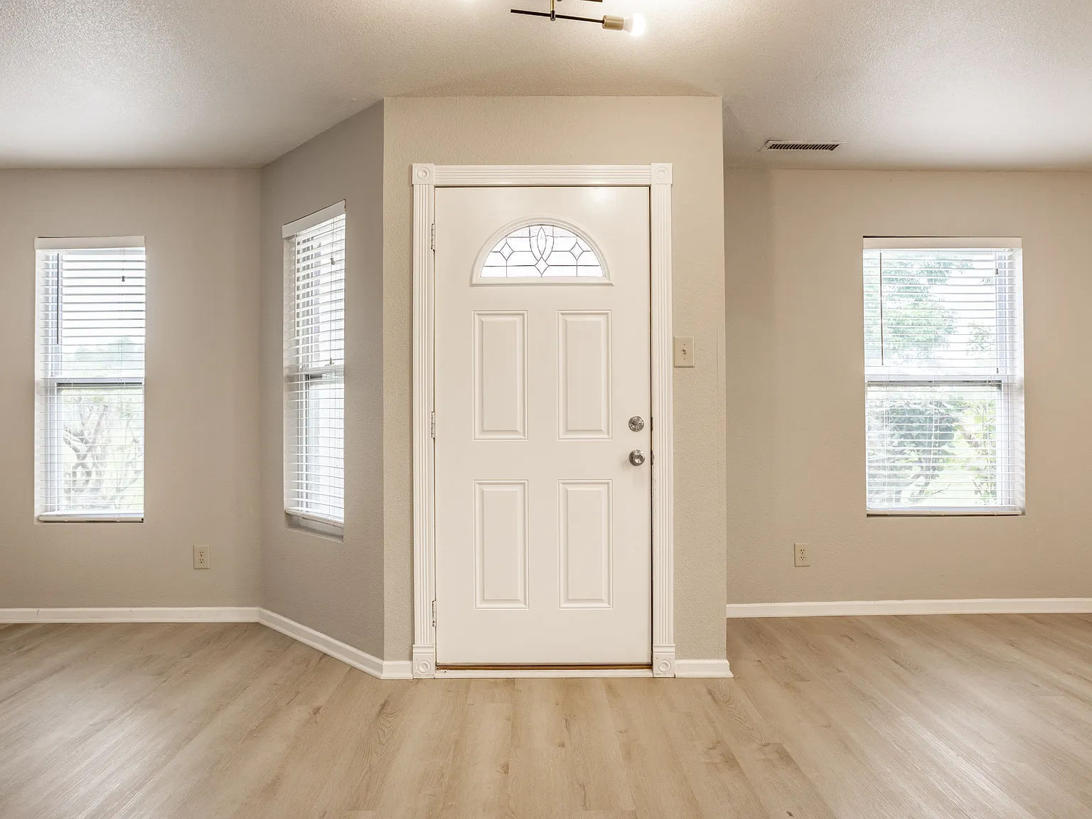 4 bed, 2128 sqft, $2,125 — Photo 2