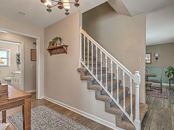 5th image of 714 N Hills Dr