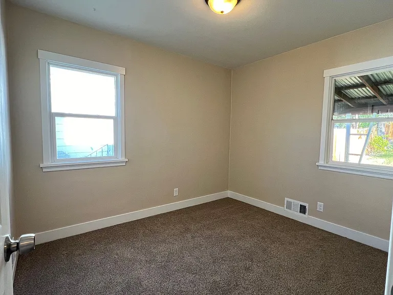144 S 14th Ave — Photo 17