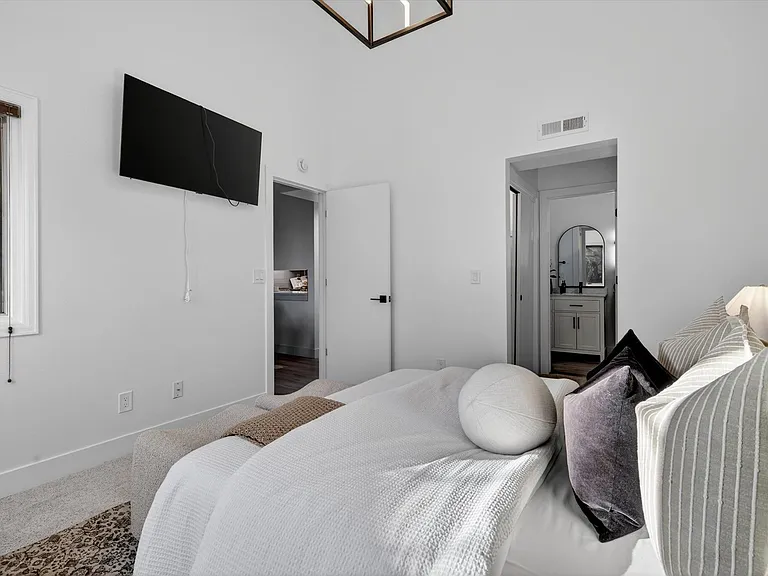 170 S Jackson St #205 — Photo 24