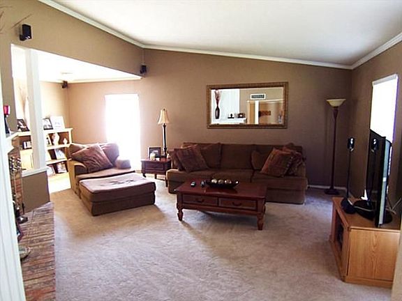 3rd image of 825 Cambridge Dr