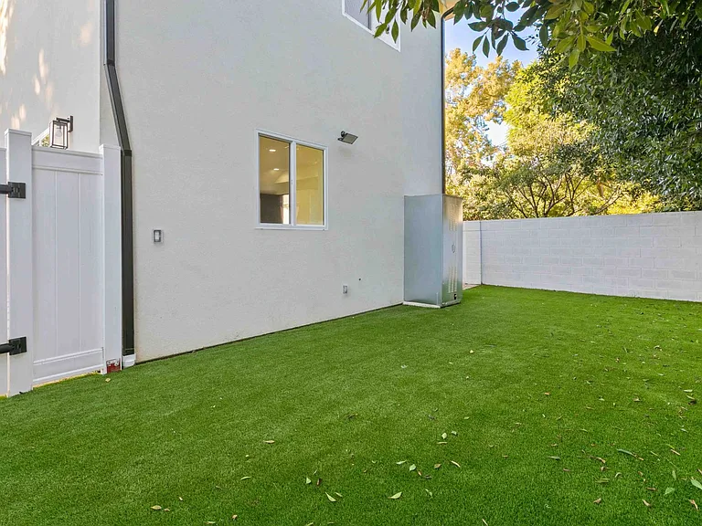 6846 Cedros Ave — Photo 24