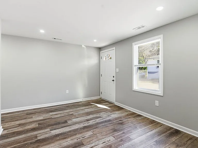 413 Price Ave — Photo 4