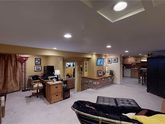 5th image of 833 Summer St APT E