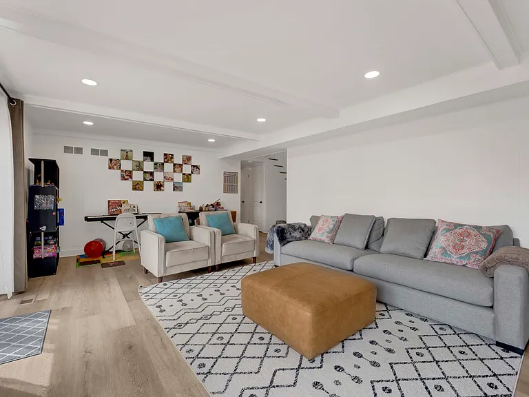 1135 Crestwood Dr — Photo 4