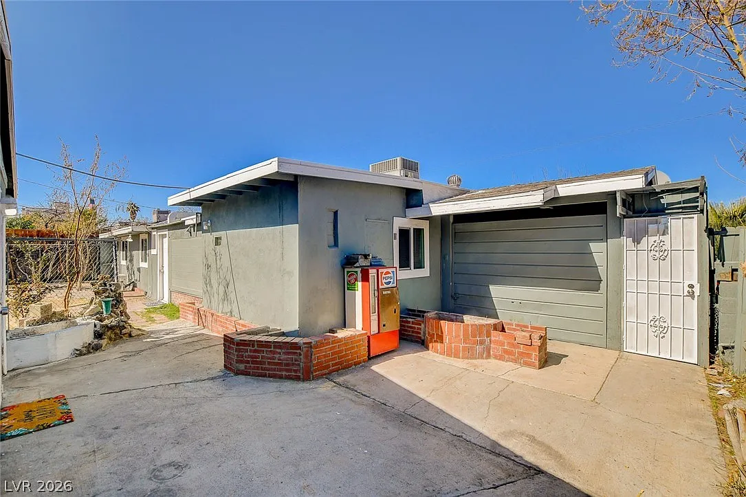 1 bed, 1.0 bath, 1383 sqft, $1,150 — Photo 1