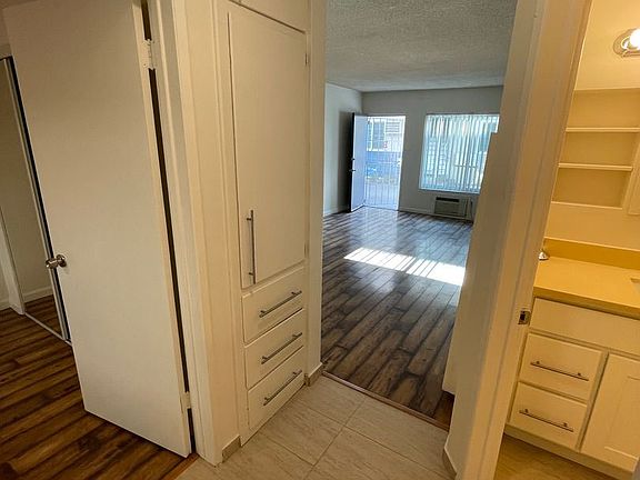 4th image of 10531 Western Ave APT B