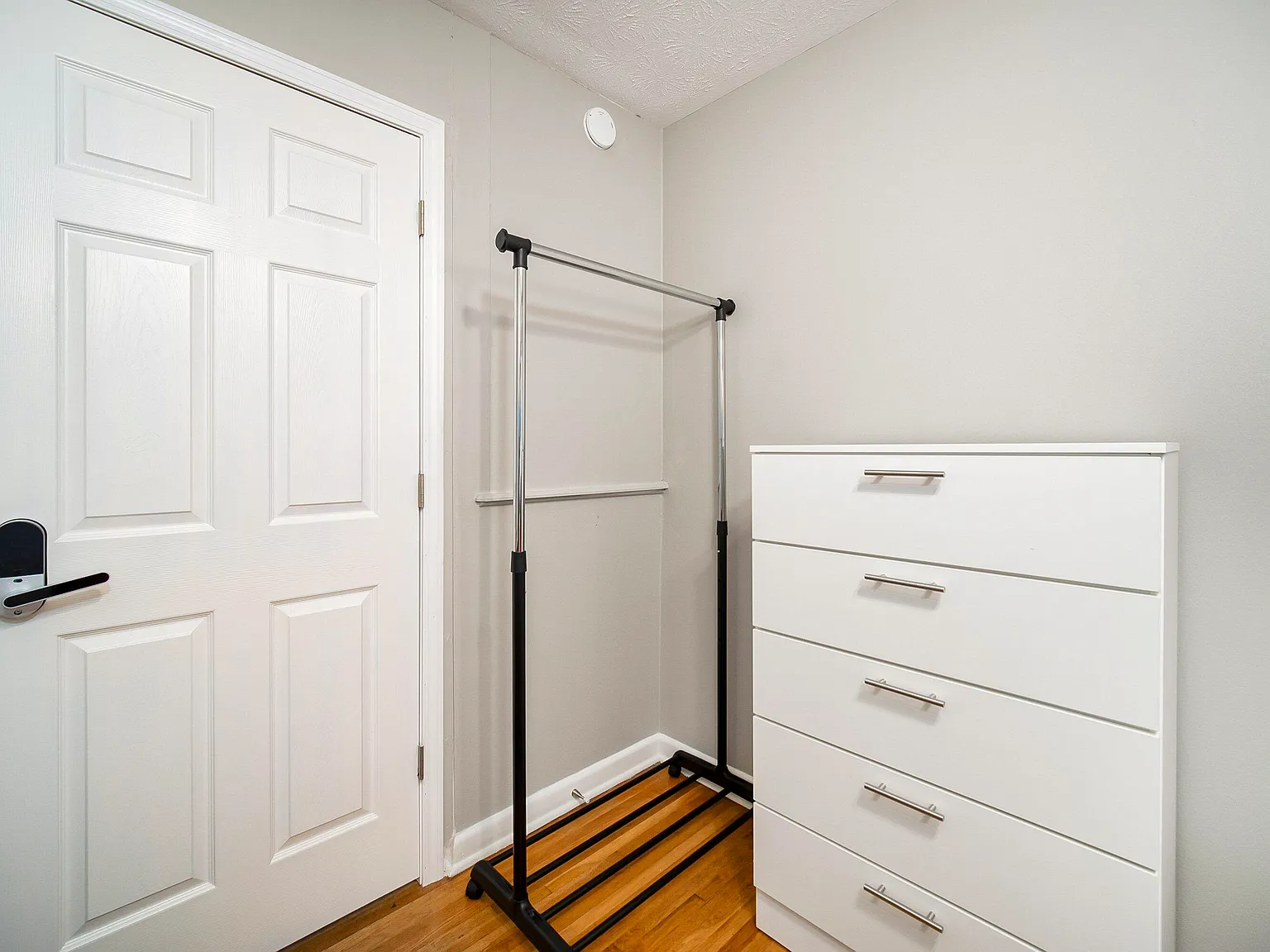 4 bed, 2.0 bath, 1581 sqft, $693 — Photo 2