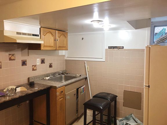 3rd image of 2762 Colden Ave