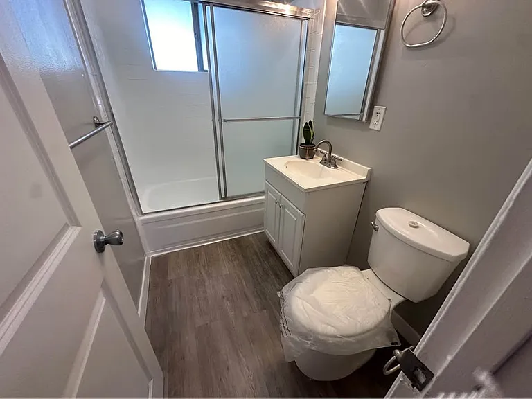 Country Club Apartments — Photo 28