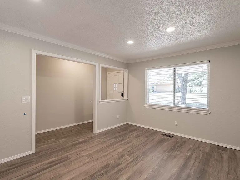 3321 S Ash Ave — Photo 4