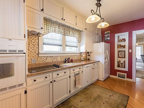 4th image of 219 Mary Pl