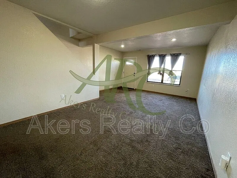 2 bed, 1.5 bath, 1085 sqft, $1,295 — Photo 3