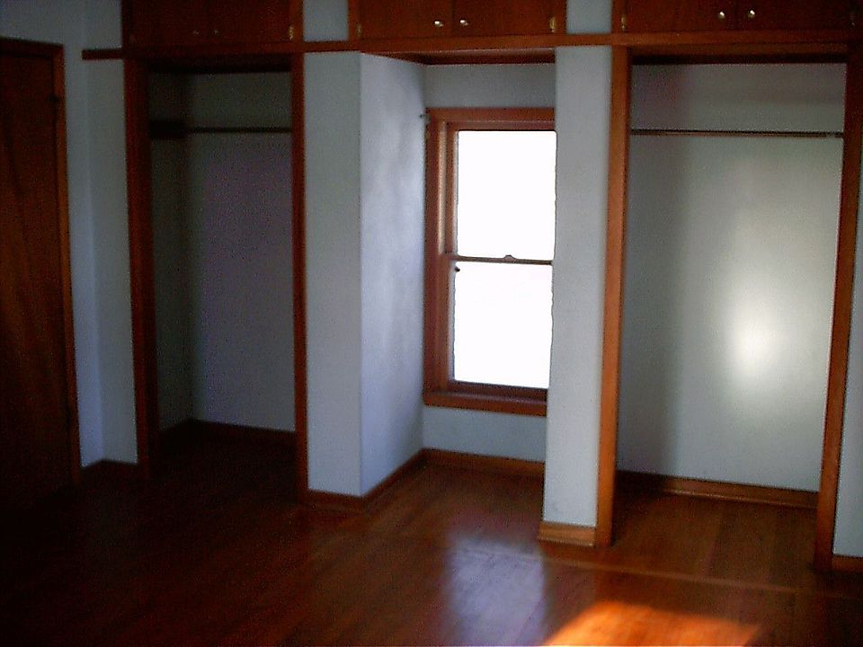 Mstr bdr w/double closets & hardwood floors