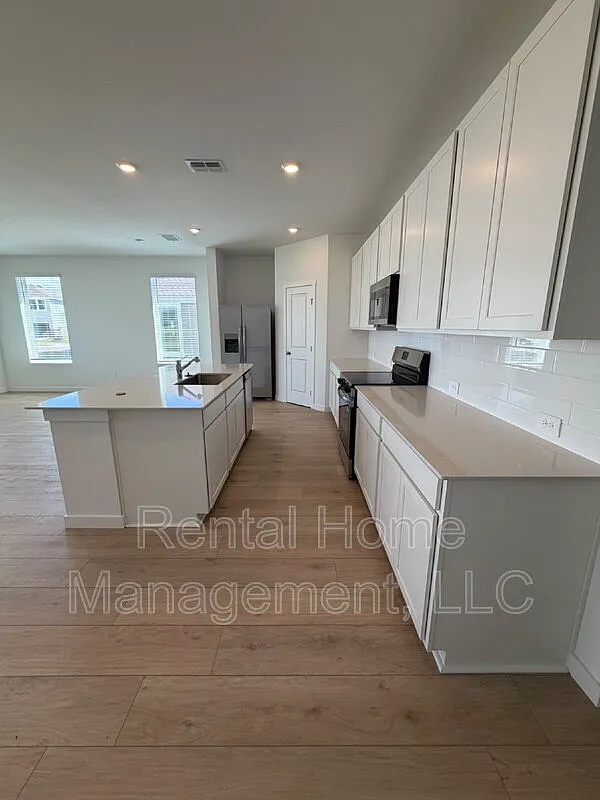 4 bed, 3.0 bath, 2175 sqft, $2,950 — Photo 2