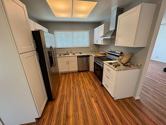 3rd image of 412 Burlington Dr