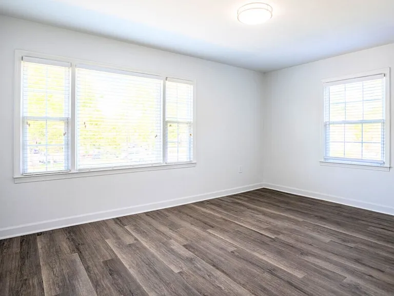Colonial Village Apartments — Photo 17