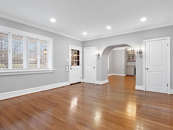 With its orientation to the south, living room receives ample sunlight throughout the day.