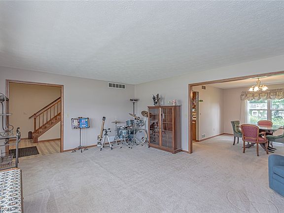 5th image of 207 Haines St