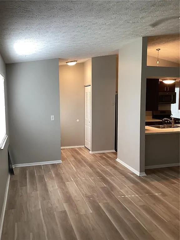 2 bed, 970 sqft, $1,700 — Photo 3