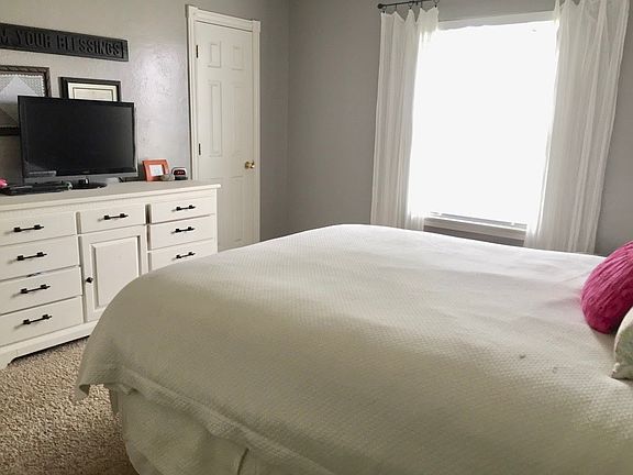 3rd image of 262 Rebecca Ave