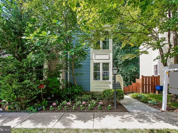 11194 Silentwood Ln, Reston, VA 20191