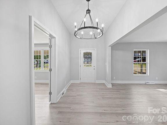 5th image of 807 N Walnut St