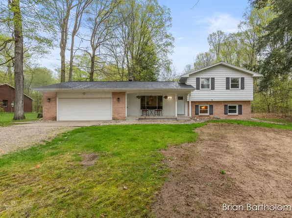 11672 Long Lake Dr NW, Sparta, MI 49345