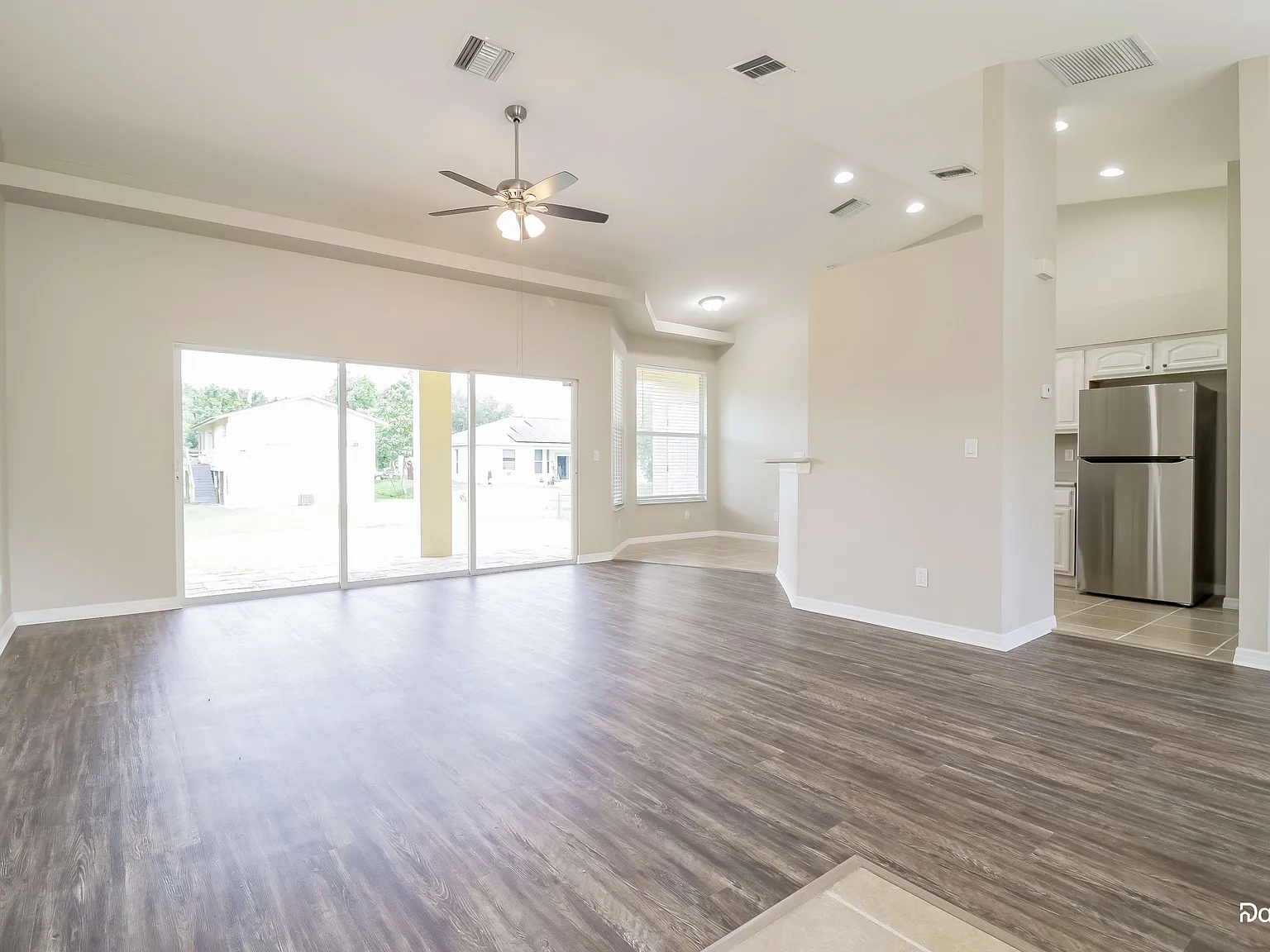 3 bed, 2.0 bath, 1501 sqft, $2,035 — Photo 4