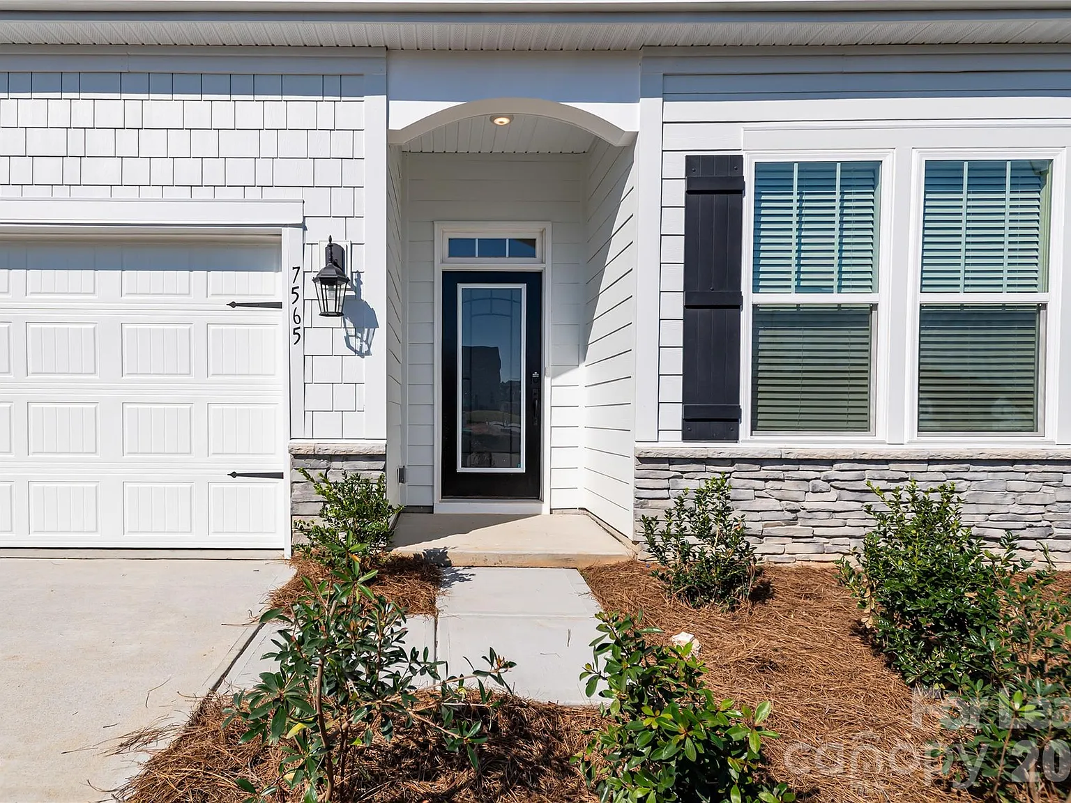 3 bed, 3.0 bath, 1902 sqft, $2,450 — Photo 2