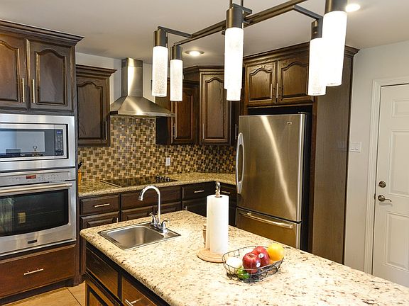 4th image of 67 Bethpage Dr