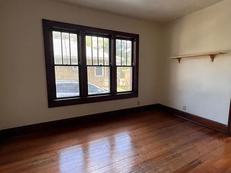 402 E 1st Street — Photo 5
