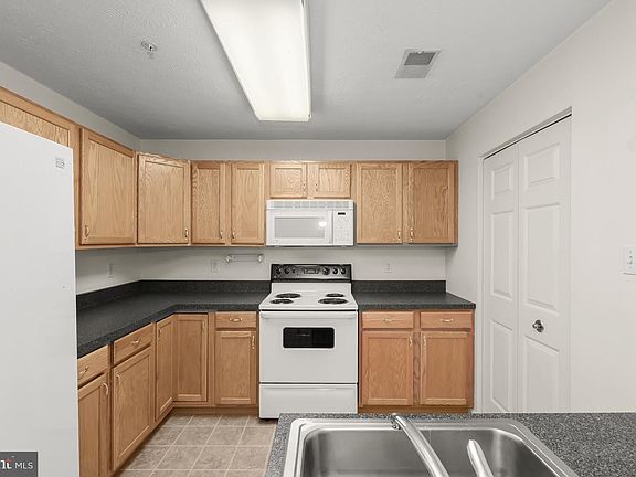 4th image of 4472 Woodsman Dr Unit 831