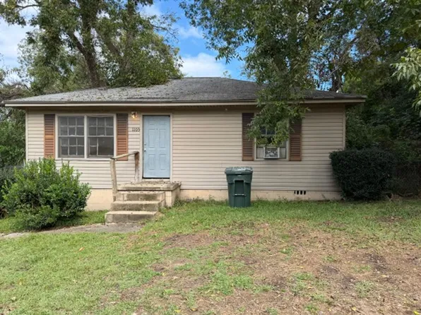 1105 Barton Dr, Dublin, GA 31021