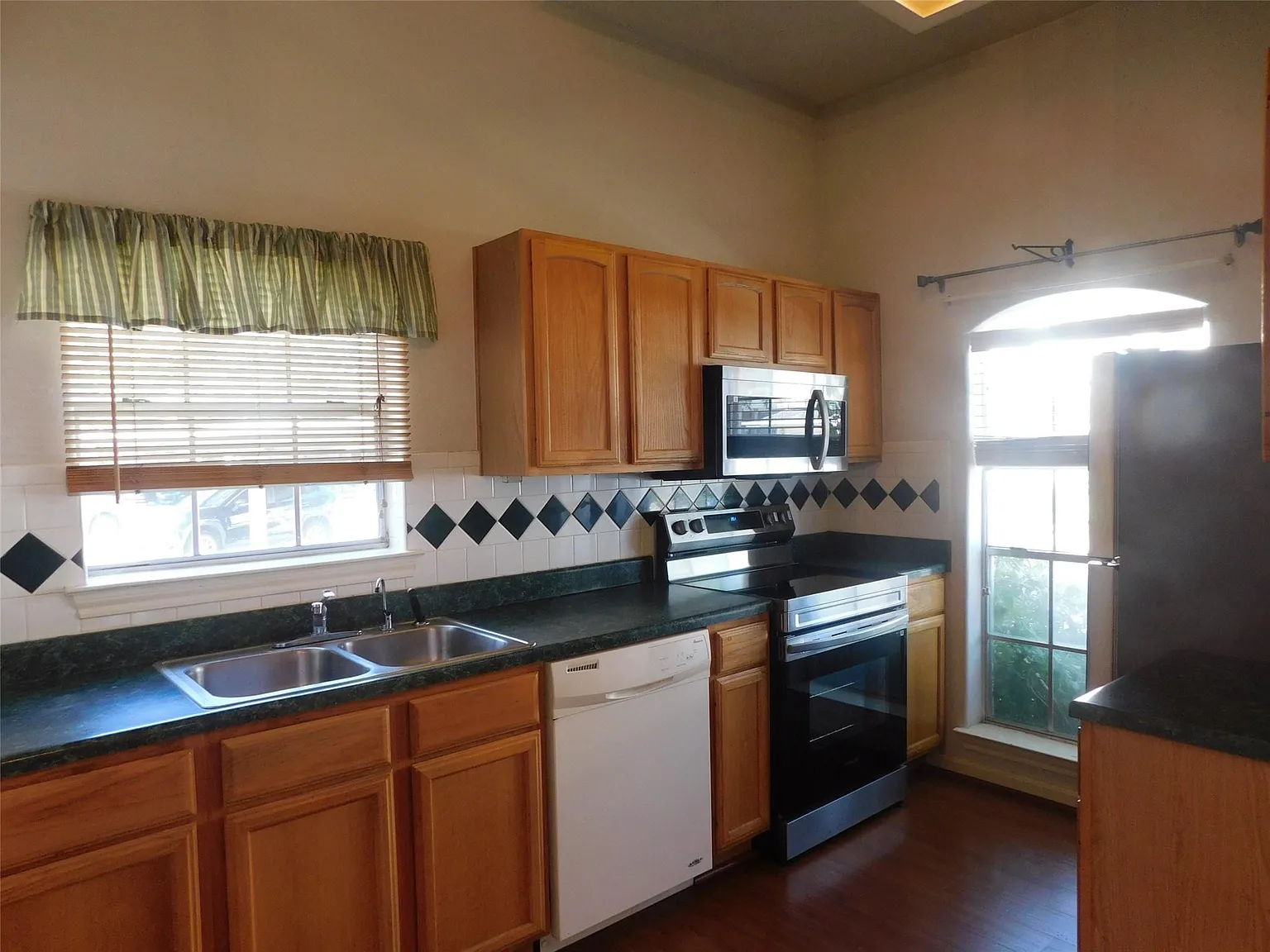 3 bed, 3.0 bath, 1435 sqft, $2,000 — Photo 2