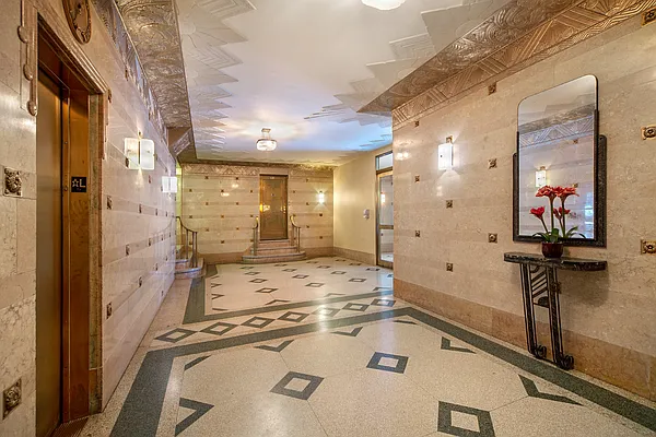 Sold by Warburg | media 7