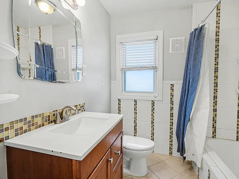 Full Bath - Main Floor
